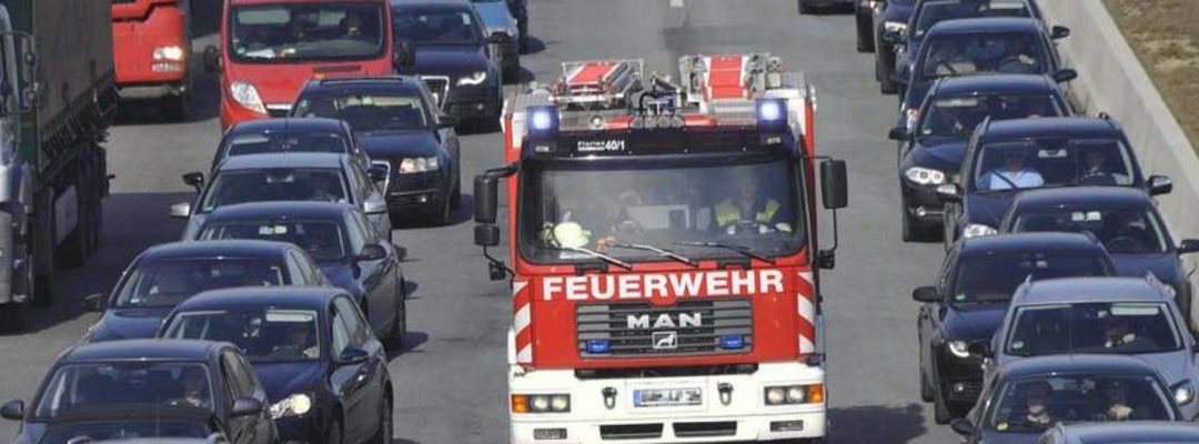 Stau? – Rettungsgasse bilden!
